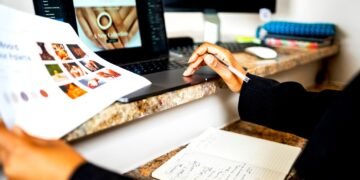 Empresário analisando métricas de crescimento digital