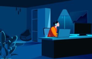 Profissional de tecnologia trabalhando em múltiplos projetos no computador
