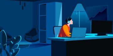 Profissional de tecnologia trabalhando em múltiplos projetos no computador